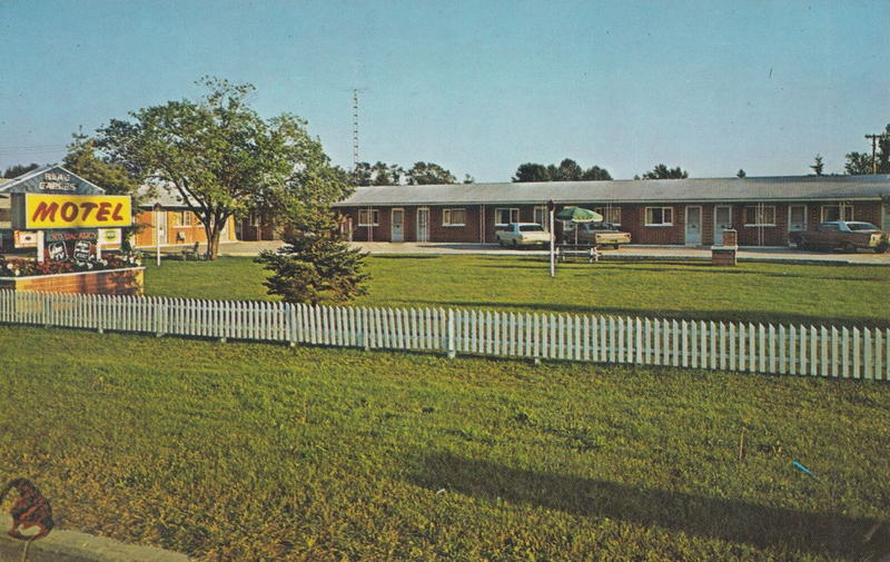 Blue Gables Motel (Island Inn) - Old Postcard